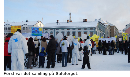 Först var det samling på Salutorget.