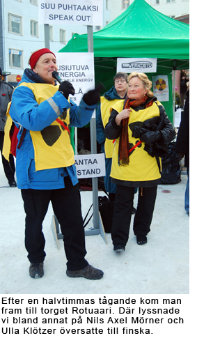Efter en halvtimmas tågande kom man fram till torget Rotuaari. Där lyssnade vi bland annat på Nils Axel Mörner och Ulla Klötzer översatte till finska.